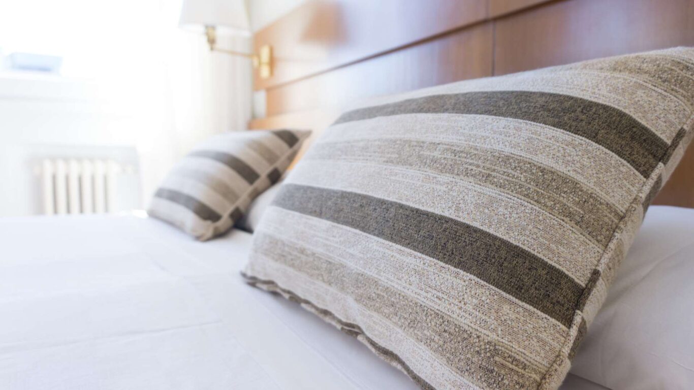 hotel-room-pillows (1920×1080)