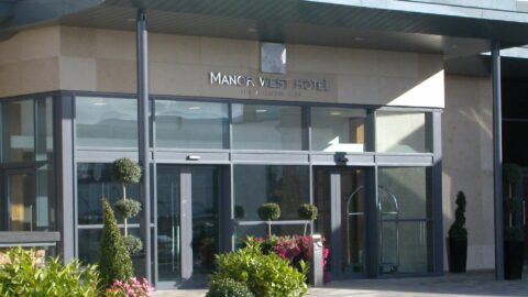 Manor West Hotel Exterior